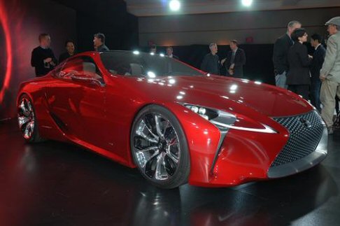 Lexus - Realizzata nel centro di progettazione Calty a Newport Beach, in California, l'auto propone design innovativo con linee fluide che attraversano tutta la vettura, esaltando l'innato dinamismo che promette sotto la pelle.  width=