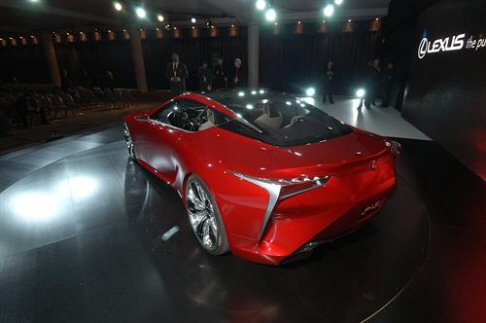 Lexus - Nel frontale spicca un'ampia griglia reticolare in alluminio, che ben si armonizza con le prese d'aria posizionate negli angoli bassi. width=