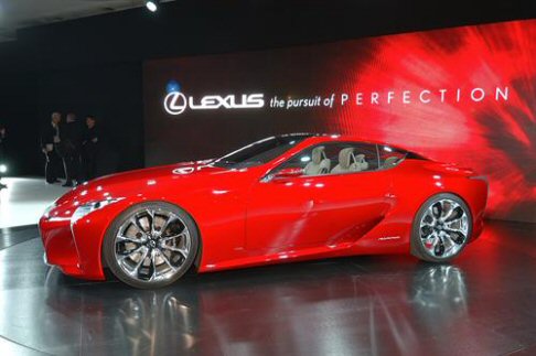 Lexus - Le finiture risultano lussuose, realizzate con materiali pregiati come pelle, camoscio, legno e metallo. width=