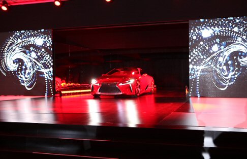 Lexus - Il profilo laterale offre un padiglione ribassato con tetto panoramico in vetro che si fonde con il grande lunotto che si unisce alla coda. width=