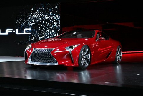 Lexus - Gli interni si caratterizzano per forme essenziali arricchite da schermi multifunzione LCD da 12,3 pollici che offrono informazioni sulla navigazione width=