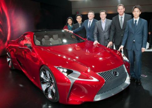 Lexus - La meccanica sfrutta il sistema Advanced Lexus Hybrid Drive con motore anteriore e trazione posteriore.  width=