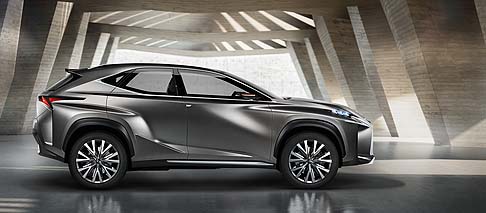 Lexus - Nella coda, i gruppi ottici si estendono ai lati del paraurti, creando un disegno aerodinamico. width=