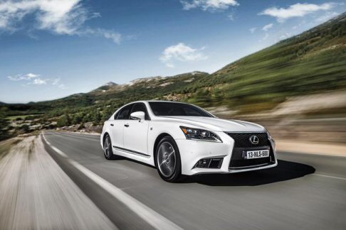 Lexus - Ulteriore evoluzione stilistica per l’ammiraglia di lusso a vocazione ecologica Lexus LS Hybrid, che nei suoi 23 anni di storia e con le sue quattro generazioni si è continuamente aggiornata pur restando fedele alle proprie radici. width=