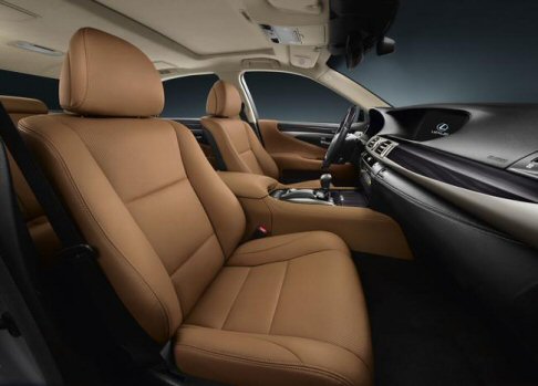 Lexus - Per la prima volta la LS è disponibile nella nuova versione F SPORT, equipaggiata con sospensioni pneumatiche Sport che riducono di 10 mm l’altezza da terra. width=