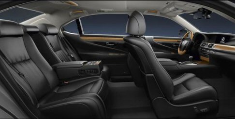 Lexus - La nuova LS Hybrid, infine, offre straordinari livelli di sicurezza grazie al nuovo sistema Advanced Pre-Crash Safety (A-PCS), che consente di evitare le potenziali collisioni, e ai fari abbinati al nuovo Sistema di Abbaglianti Attivi (AHS). width=