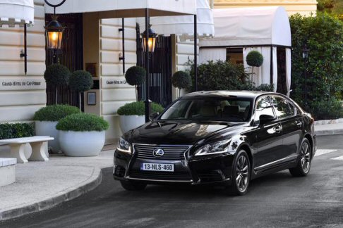 Lexus - È stato anche perfezionato il sistema Lane-Keep Assist system (LKA), percorreggere l’allontanamento dalla corsia. Sono disponibili, inoltre, i sistemi Blind Spot Monitor (BSM) e Lexus Night View. width=