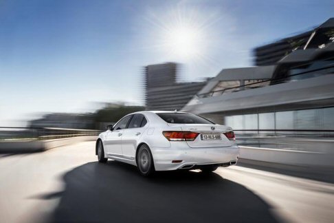 Lexus - A bordo, la plancia è suddivisa in due zone: una Display Zone superiore, con il multi-display LCD da 12,3 pollici, il più grande sul mercato, e una Operation Zone inferiore. width=