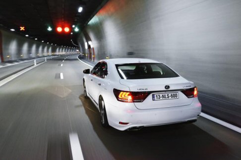 Lexus - I livelli di isolamento acustico sono stati sottoposti a miglioramenti, assicurando il superamento degli standard di silenziosità per cui l’ammiraglia Lexus è già nota. width=