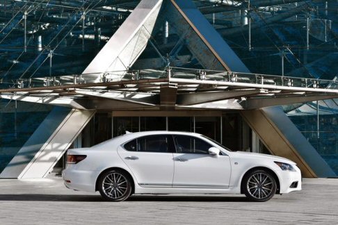Lexus - La nuova Lexus LS Hybrid è equipaggiata di serie con un sistema audio Premium Surround, disponibile con amplificatore a 9 canali, 10 altoparlanti e sintonizzatore radio digitale.  width=