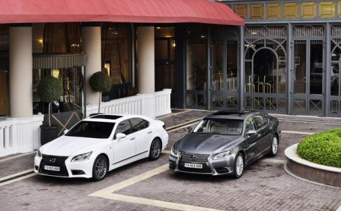 Lexus - Grazie a perfezionamenti, quali l’adozione di olio a bassa viscosità, un differenziale a resistenza ridotta e i nuovi sistemi di controllo, i livelli di CO2 risultano pari a 199 g/km. width=