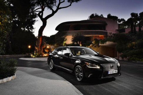 Lexus - LS 600h full hybrid dispone di serie di trazione integrale, e sulle varianti F SPORT di un sistema di stabilizzazione attiva.  width=