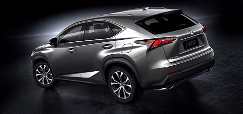 Lexus - L’abitacolo ha un appeal tipicamente sportivo, sottolineato dalla presenza di linee definite sulla plancia, volante sportivo arricchito da impunture e rivestimenti a contrasto width=