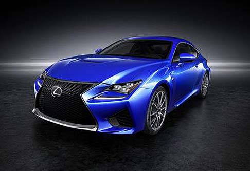 Lexus - Sviluppata sulla base del modello RC, coupè presentata in occasione del recente Salone di Tokyo, la nuovissima Lexus RC F è una vettura dalle linee aggressive equipaggiata con il nuovo motore 5.0 litri dalla potenza di oltre 450 CV. width=
