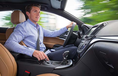 Opel - Rinnovate per essere ancora più competitive, le Opel Insignia e Insignia Country Tourer, offrono interni rivisti e arricchiti da un sistema di infotainment di ultima generazione, realizzato seguendo tre linee guida. width=