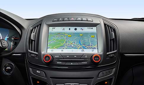 Opel - L’inserimento dei nomi non richiede punti o virgole, bastano gli spazi di separazione dei dati, mentre le mappe di oltre 30 paesi europei possono essere visualizzate in grafica 2D o 3D.  width=