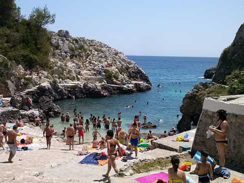 Litorale Adriatico Salento - Localita Acquaviva a pochi Km da Castro Marina. Immersi nella natura tra mare, scogli, spiaggia e pineta width=