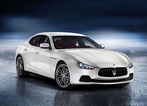 Maserati - La Maserati Ghibli, anticipata da alcuni scatti diffusi dal marchio del lusso italiano, rappresenta la nuova berlina a quattro porte di fascia premium del segmento E. width=