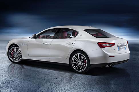 Maserati - Prima Maserati dotata del motore V6 turbodiesel da 3,0 litri nella storia del Tridente, la Ghibli riflette la convinzione dell'azienda che intende esprimere la propria individualità attraverso un'auto distintiva, elegante e lussuosa. width=