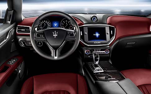 Maserati - A bordo, l’ambiente è sportivo ed elegante. Spiccano tra le dotazioni il sistema di infotainment con un grande schermo incastonato tra le bocchette d’aerazione e una cornice cromata, oltre ai rivestimenti bicolore. width=