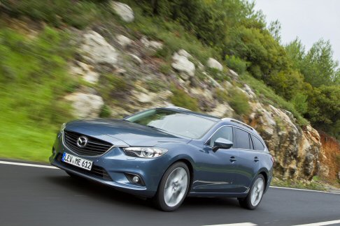 Mazda - Sia la berlina che la wagon offrono spazio posteriore per le gambe e le ginocchia al top del segmento. width=