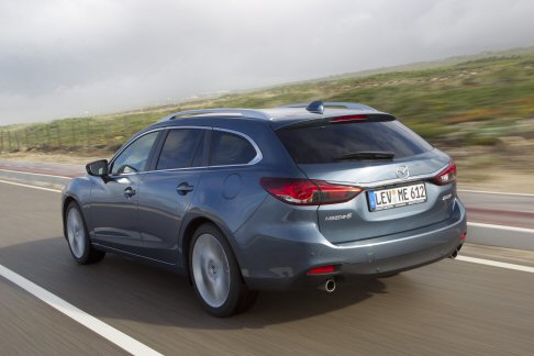 Mazda - Anche il bagagliaio è al vertice della categoria, grazie alla capacità per la berlina di 489 litri e per la wagon di 522 litri o di 1664 litri con i sedili posteriori abbattuti.  width=