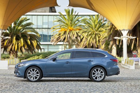 Mazda - La gamma Mazda di motori SKYACTIV ad alta efficienza comprende tre motori a benzina, di cui due al debutto, e due motori diesel, tutti abbinabili a cambio manuale o automatico. width=
