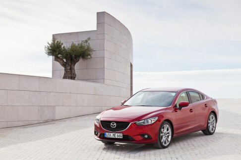 Mazda - Il top della gamma Exceed offre prezzi che oscillano tra 32.600 euro (diesel 2,2L Skyactiv-D 6MT 150 CV) e 35.350 (diesel 2,2L Skyactiv-D 6AT 175 CV).  width=