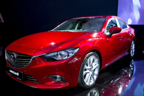 Mazda - Ricco l’equipaggiamento, che include, fra i numerosi dispositivi di sicurezza e ausilio alla guida, il sistema di monitoraggio dell’angolo cieco (RVM), le luci anteriori adattive (AFS). width=