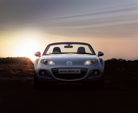 Mazda - La bestseller tra le openair Mazda MX-5 si aggiorna per essere ancora più competitiva, puntando su un lieve facelift e nuove soluzioni meccaniche.  width=