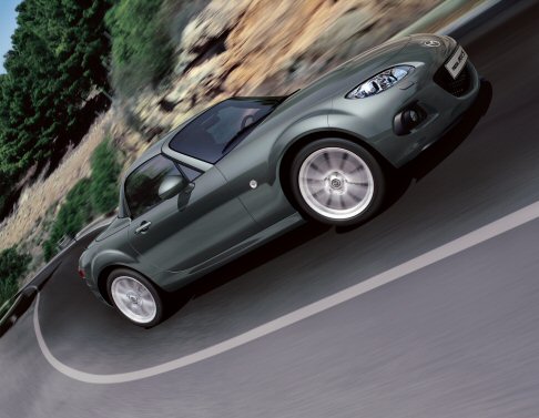 Mazda - L´equipaggiamento si arricchisce, inoltre, del cofano motore attivo, un sistema di sicurezza dedicato alla salvaguardia dei pedoni, che solleva la parte posteriore del cofano nel momento in cui i sensori frontali rilevano l'impatto con una persona. width=