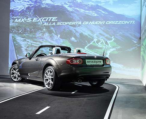Mazda - Il successo di Mazda MX-5 è incontestabile e lo dimostra anche l’ingresso nel Guinness dei Primati come spider più venduta al mondo, con quasi 1 milione di esemplari prodotti e venduti a partire dal 1989. width=