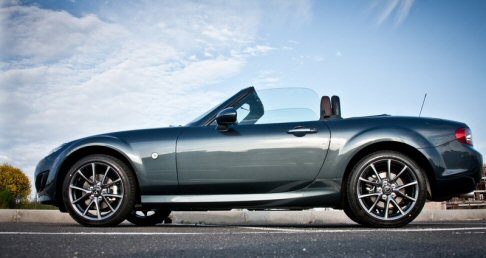 Mazda - Versione special per la Mazda MX-5, che in attesa del restyling, propone per il mercato del Belpaese una roadster ricca di nuovi e interessanti dotazioni. width=