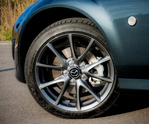 Mazda - Il divertimento di guida è assicurato grazie alla trazione posteriore, al perfetto bilanciamento dei pesi tra assale anteriore e posteriore (50:50), al baricentro ribassato, all’elevata potenza specifica. width=