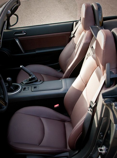 Mazda - Irrinunciabile la tecnologia, rappresentata dall’innovativo sistema di navigazione integrato in plancia con schermo da 5.8 pollici basato sulla tecnologia Tom Tom e un impianto audio con connessione AUX e presa USB.  width=