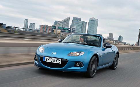 Mazda - E’ già in vendita con colori e prezzi esclusivi la nuova limited edition della cabriolet due posti più amata dal mercato Mazda MX-5 ora proposta nella veste Sport Graphite. width=