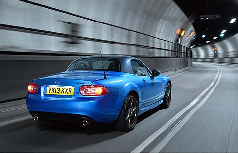 Mazda - A bordo troviamo, inoltre, cuciture grigie anche per il volante in pelle e freno a mano e tappetini dedicati.  width=