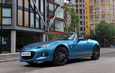 Mazda - La generosa dotazione di serie dell'edizione limitata Mazda MX-5 Sport Graphite comprende anche battitacco in acciaio, maniglie delle porte in tinta con la carrozzeria, airbag laterali, per conducente e passeggero. width=