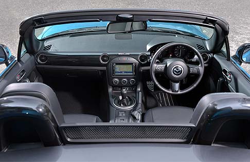Mazda - Il modello Roadster Coupé 2 litri è anche dotato di un differenziale a slittamento limitato (LSD), cruise control e sospensioni Bilstein. width=