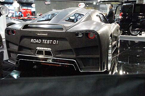 Mazzanti - I visitatori sono rimasti estasiati davanti ai nuovi, raffinati interni in alcantara e morbidissima pelle Luxpel totalmente naturale e trattata all’anilina, al volante in carbonio con display e acquisitore dati della telemetria. width=