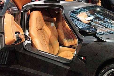 Mazzanti - Le famose artiste del Monaco Dream Art hanno scelto proprio Evantra come soggetto emblematico, da dipingere per creare il quadro celebrativo di questa edizione del Top Marques. width=