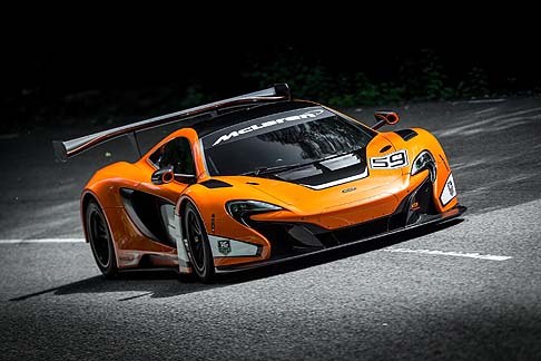 McLaren - La versione stradale offre una geometria delle sospensioni rivista, carreggiata più ampia e aggiornamenti al setup in generale, che promettono di migliorare il livello di guidabilità . width=
