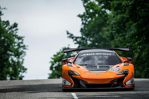 McLaren - La protezione offerta dal telaio in fibra di carbonio MonoCell è ulteriormente rafforzata con l'aggiunta di un roll bar approvato dalla FIA. width=