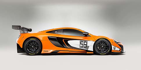 McLaren - Dietro i cerchi a otto razze dal nuovo design troviamo un sistema frenante di nuova concezione con pinze monoblocco a sei pistoncini nella parte anteriore e a quattro pistoncini al posteriore e dischi ventilati. width=