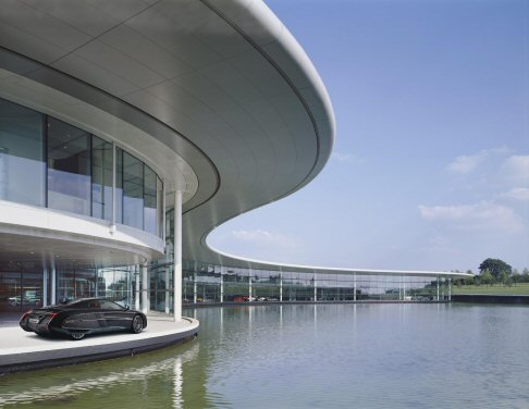McLaren - Unica ed originalissima, anche se ispirata al glorioso passato automobilistico, la one-off McLaren X-1 è stata creata per un anonimo acquirente, che ha richiesto una vettura dal fascino senza tempo e decisamente classica. width=