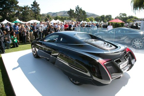 McLaren - Tra i progetti ha prevalso quello del coreano Hong Yeom,che si è distinto per la scelta dellee ruote posteriori nascoste all'interno della lunga coda aerodinamica, evocativa, quest’ultima di un mantello da supereroe. width=