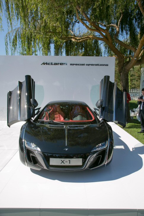McLaren - Lunga 4.658 mm, più lunga di 109 mm rispetto alla 12C dalla quale deriva, la vettura è larga ben 2.097 mm compresi gli specchietti, mentre l'altezza risulta pari a 1.199 mm e il peso di 1.400 kg circa sono i medesimi della vettura d'origine. width=