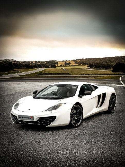 McLaren - L'aggiornamento software sarà offerto gratuitamente ai possessori delle MP4-12C già consegnate e sarà di serie sulle nuove vetture 2013, sulle quali saranno introdotte ulteriori personalizzazioni per carrozzeria, pellami interni e cerchi di lega. width=