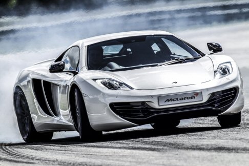 McLaren - Per i più esigenti sarà possibile avvalersi dell’ opzione Driver Zone, che permette di scegliere tutti i rivestimenti della zona lato guida.  width=
