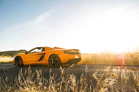 McLaren - In dettaglio, le inedite 12C sfoggiano un nuovo styling che vedono nello specifico l’adozione di un nuovo scudo frontale, rimodellato per aumentare il carico all'anteriore, e ispirato alle serie speciali High Sport. width=